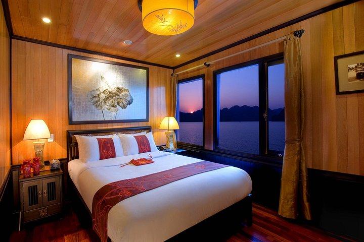 Indochina navega na Baía de Halong