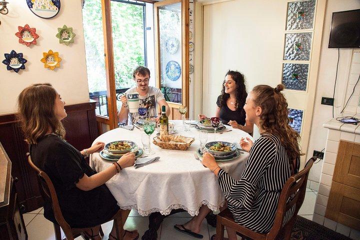 Cesarine：シエナの地元の家での市場ツアーと典型的な食事