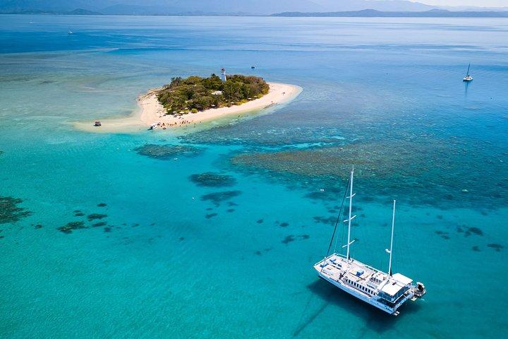 Cruzeiro de navegação no Wavedancer pelas Ilhas Baixas de Great Barrier Reef saindo de Cairns