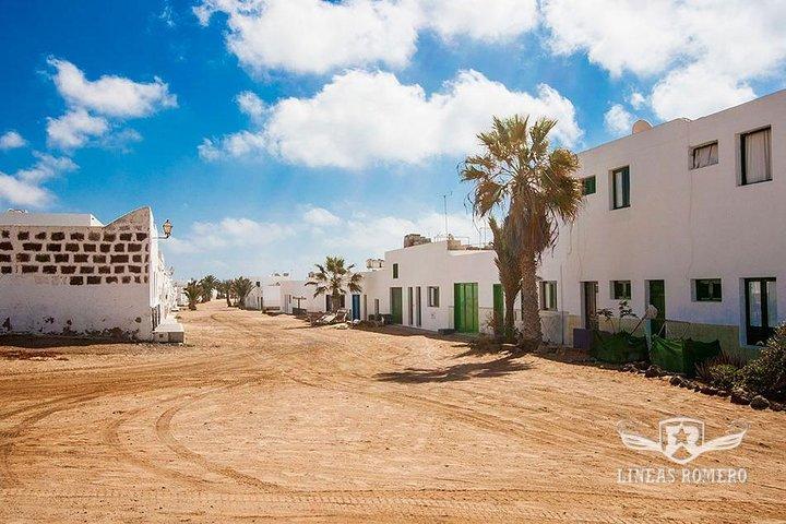La Graciosa op uw gemak (bustransfer en retour ferry ticket)