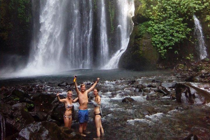 Wasserfälle unter dem Berg Rinjani