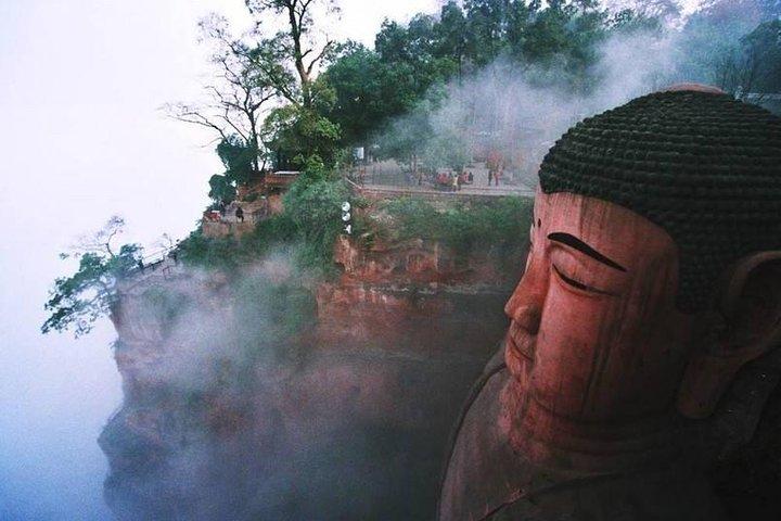 楽山大仏と黄龍渓の古代都市の日帰り旅行