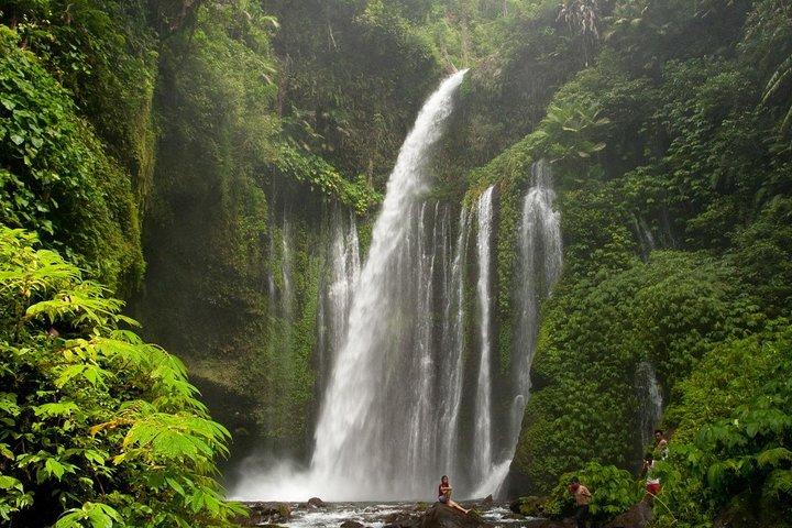 Wasserfälle unter dem Berg Rinjani