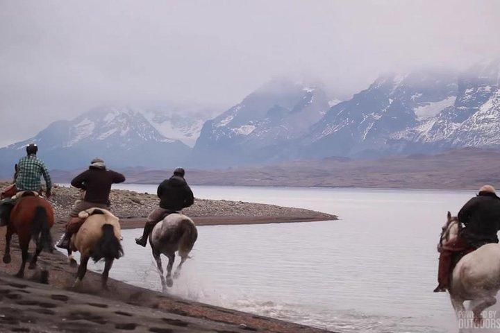 アルヘンティーノ湖を眺めながらのエル・カラファテ乗馬