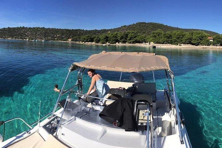 BolとMilna（Island Brac）のスプリットまたはトロギールからのプライベートボートツアー