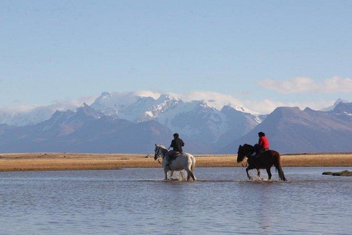 アルヘンティーノ湖を眺めながらのエル・カラファテ乗馬