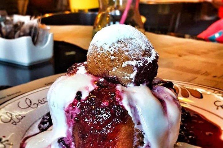 Traditionell lunch och Gamla stan privat rundtur med en lokal guide