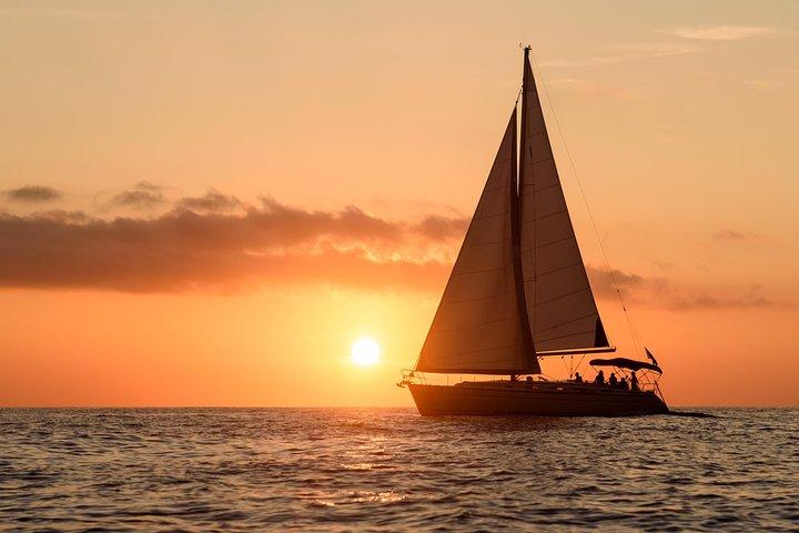 Santorini Private Sunset Sailing Tour con cena, bebidas y traslado incluidos