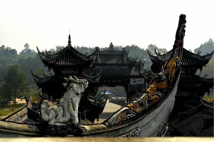 楽山大仏と黄龍渓の古代都市の日帰り旅行