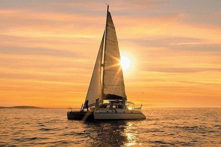 ラチャとコーラル島の日帰り旅行+プーケットからの豪華カタマランによる日没