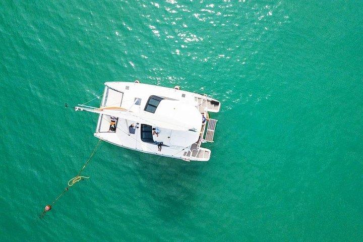 Viagem de iate particular à Ilha de Coral saindo de Phuket