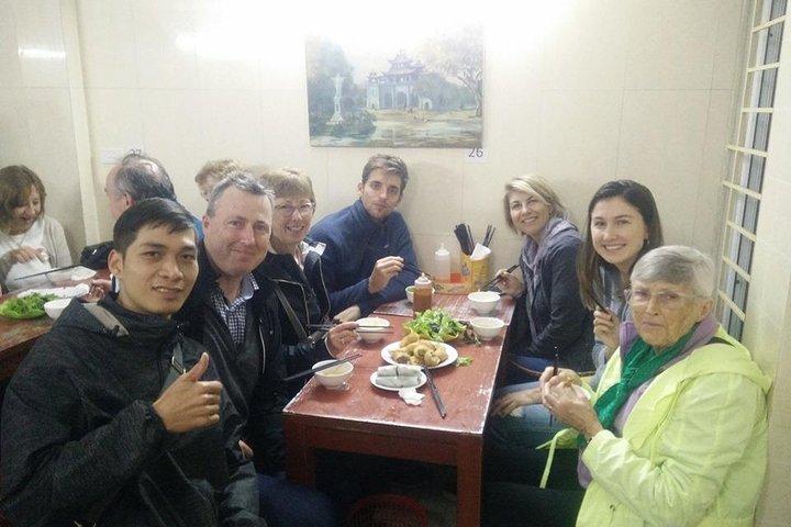 Privé : Hanoi Walking Street Food Tour + Hanoi train street
