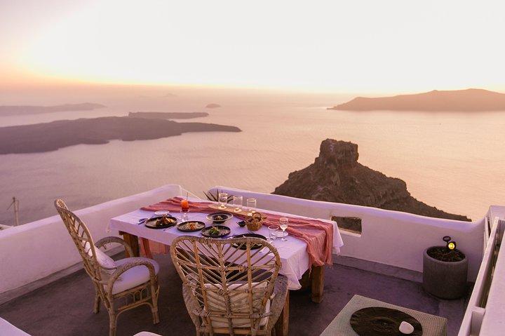 Jantar Taratsaki ao pôr do sol da Caldera Sophia