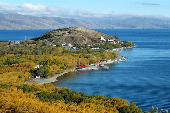 Private Tour zur Halbinsel Sevan, zur Hayrawank-Kirche und zum Noratus-Friedhof