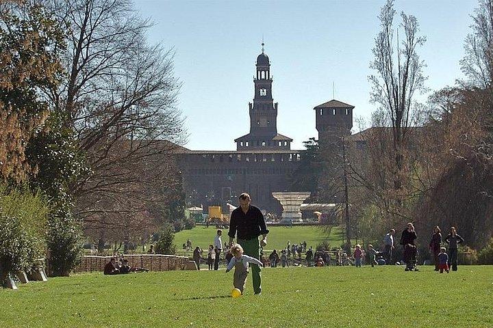 Milano: Parco Sempione et sa tour avec un apéritif panoramique