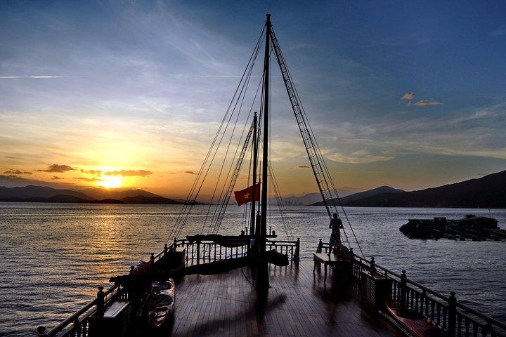 Crucero de cena y cócteles al atardecer Nha Trang