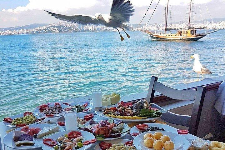 イスタンブールからの昼食付きブユックアダ島のガイド付き日帰りツアー