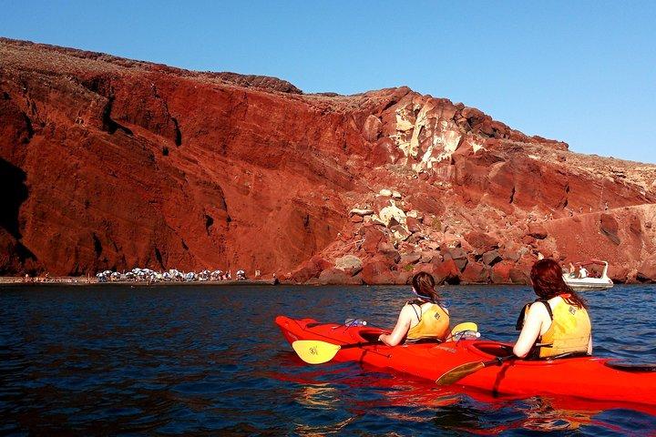 Kayak de mar guiado Santorini con almuerzo ligero y opción de recogida