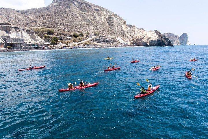 Santorini Kayaking de mar guiado com almoço leve e opção de pick-up