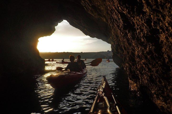 Santorini Kayaking de mar guiado com almoço leve e opção de pick-up