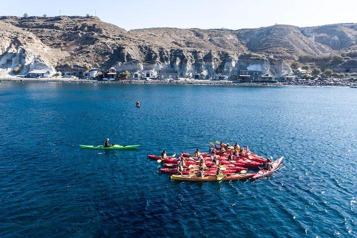 Santorini Kayaking de mar guiado com almoço leve e opção de pick-up