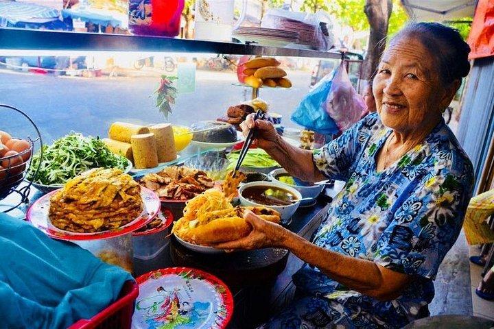 ホイアンの必須ストリートフードツアー：料理の冒険