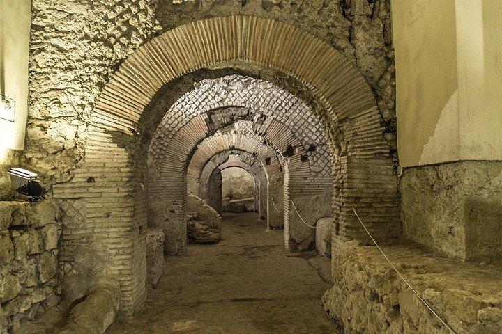 地下ナポリ：隠れた街への旅