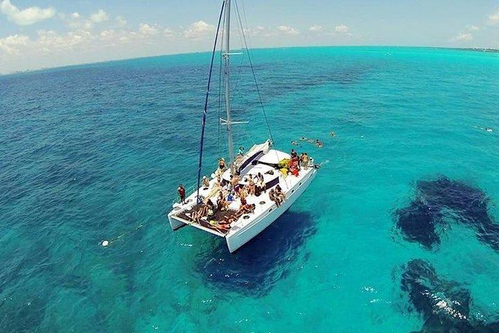 Tour Catamaran Segling från Cancun till Isla Mujeres - med öppen bar