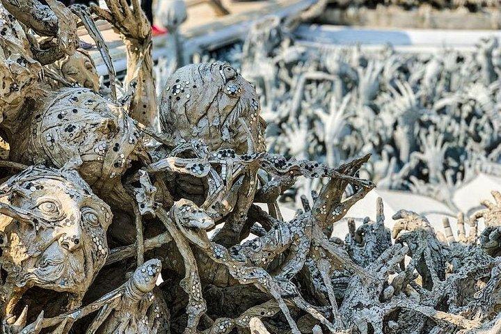 チェンマイ発：白青寺院とゴールデン トライアングルの日帰り旅行