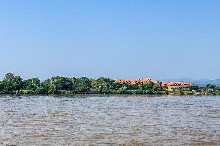 チェンマイ発：白青寺院とゴールデン トライアングルの日帰り旅行