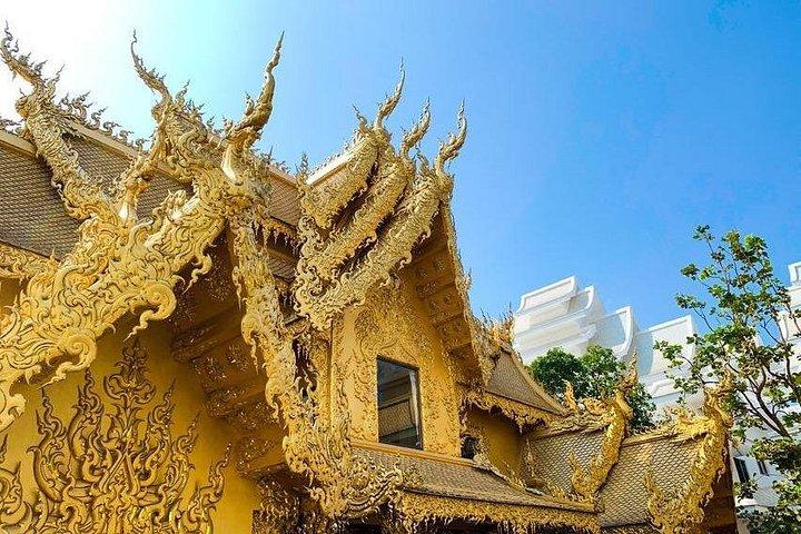 チェンマイ発：白青寺院とゴールデン トライアングルの日帰り旅行