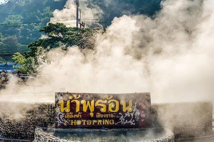 チェンマイ発：白青寺院とゴールデン トライアングルの日帰り旅行