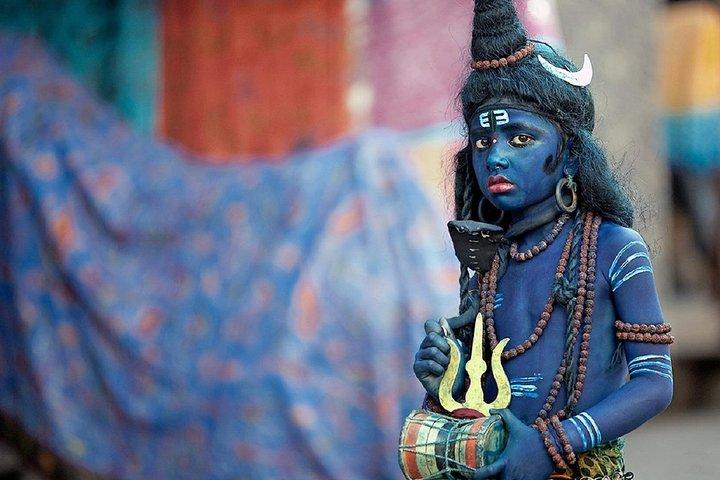 Tour del misticismo de Varanasi con un local que incluye un paseo en barco guiado gratuito