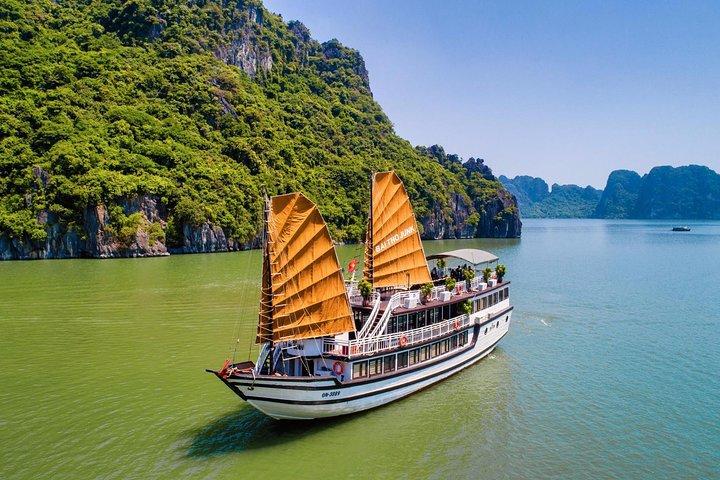 Bai Tu Long bay Boutique Cruise 2D / 1N：手付かずの場所でのカヤックと水泳