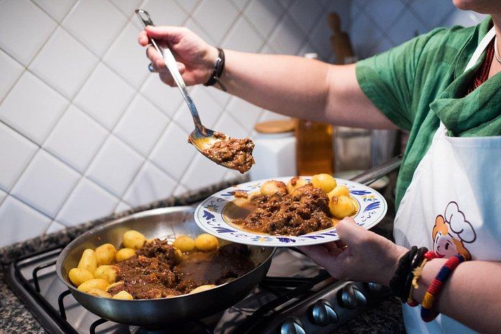 モンテプルチャーノのローカルズ ホームでの食事と料理のデモ