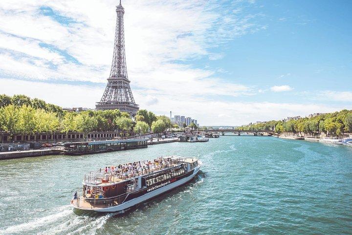 Seine River Guided Cruise Champagne Option af Vedettes de Paris