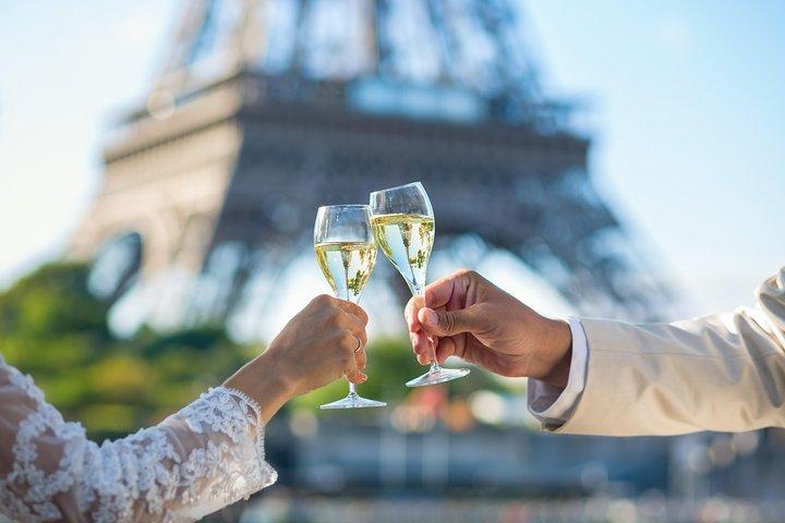 Seine River Guided Cruise Champagne Option af Vedettes de Paris