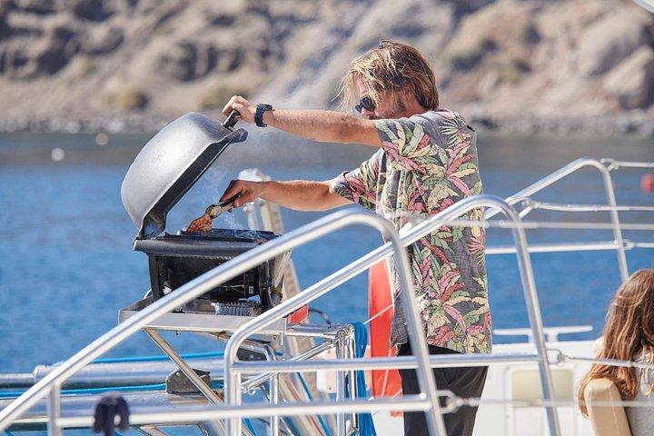サントリーニゴールドカタマランクルーズ（BBQ、ドリンク、ホテル送迎付き）