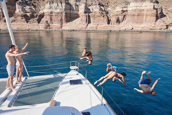 Santorini Gold Catamaran Cruise com churrasco, bebidas e hotel pickup