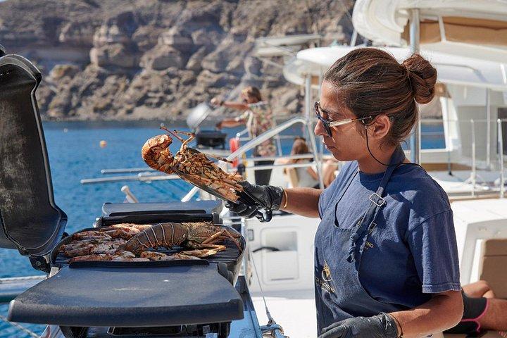 サントリーニプラチナカタマランクルーズ（食事、バーベキュー、オープンバー付）