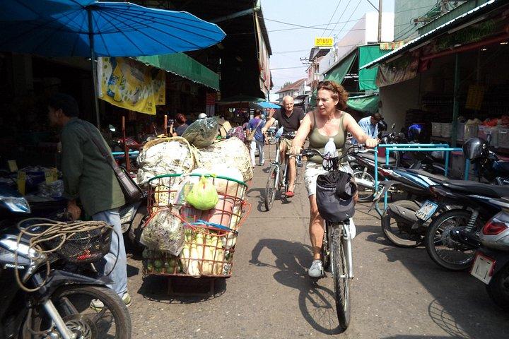 チェンマイ市内の文化半日のサイクリングツアー