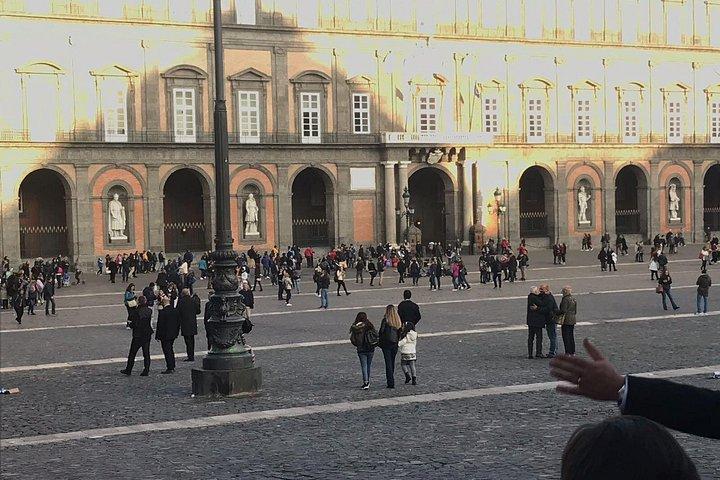 ローマからナポリへのプライベート送迎：高級車、ドアツードアサービス