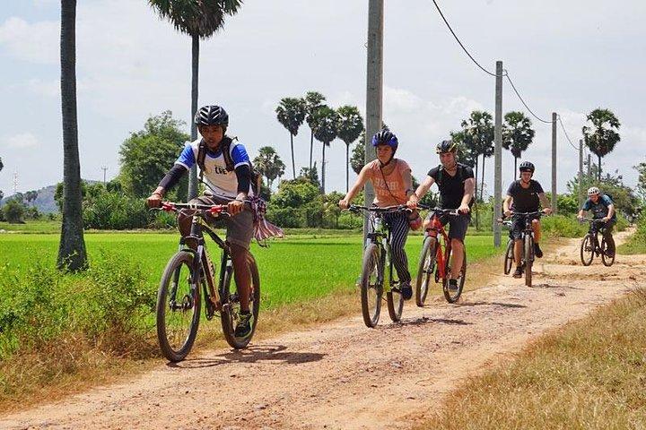Paseo en bicicleta en el campo de Siem Reap