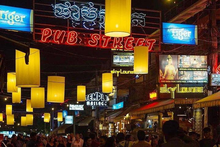 アンコール ビレッジ アプサラ シアター & トゥクトゥクによるイブニング ツアー