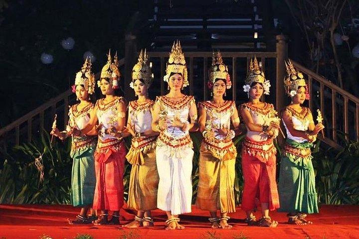 アンコール ビレッジ アプサラ シアター & トゥクトゥクによるイブニング ツアー