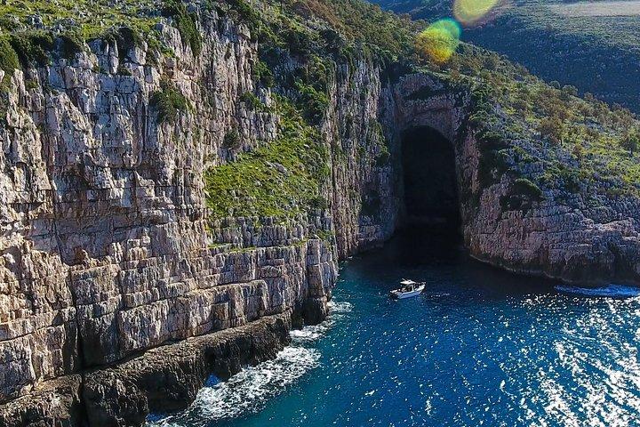 Esplora la baia di Valona: l'isola di Sazani e la penisola di Karaburun da Tirana
