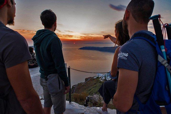 サントリーニ島：ナイトハイキング、ワインテイスティング、ディナー