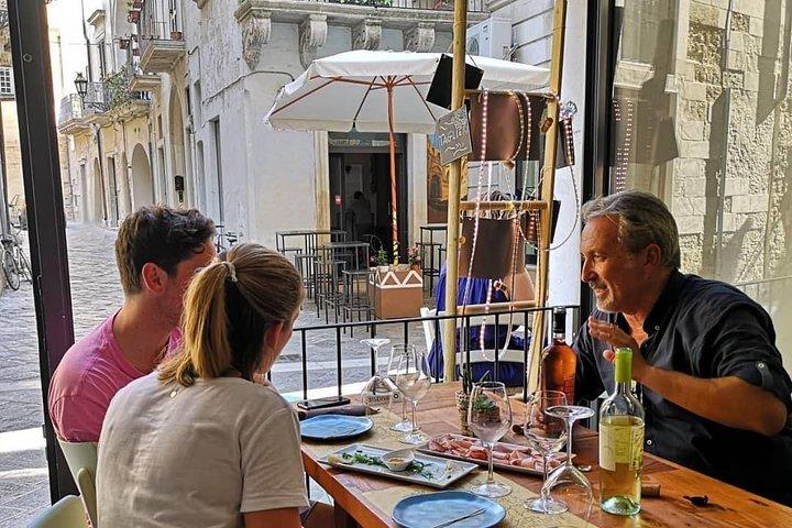 レッチェ旧市街でのワインと食べ物の試飲体験