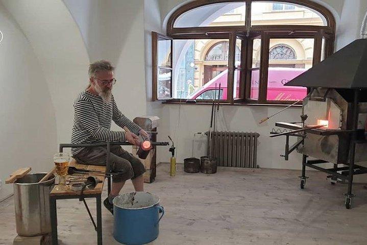 Bohemian exponeringsglas som blåser i Prag