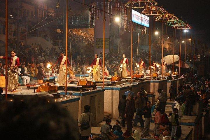 Tramonto a Varanasi Tour con un locale con Ganga Aarti e giro in barca gratuiti